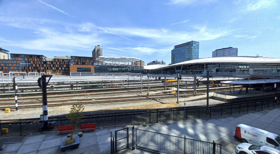 904439 Gezicht op de noordzijde van het Centraal Station te Utrecht, vanaf het Stadsplateau.